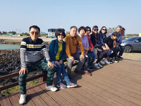 삼다애에 묵으며 제주를 여행한 단체 손님들