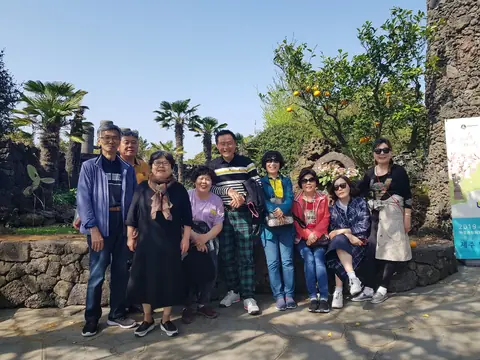 삼다애에 묵으며 제주를 여행한 단체 손님들