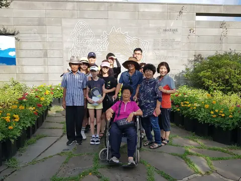 삼다애에 묵으며 제주를 여행한 단체 손님들