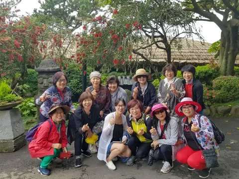 삼다애에 묵으며 제주를 여행한 단체 손님들