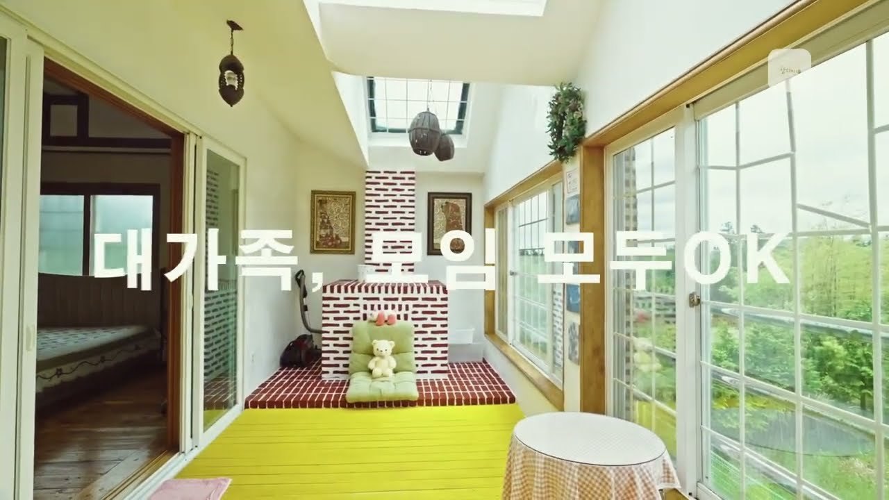 벽난로 테라스 — 노란 마루와 붉은 벽돌 벽난로, 천창으로 드는 빛